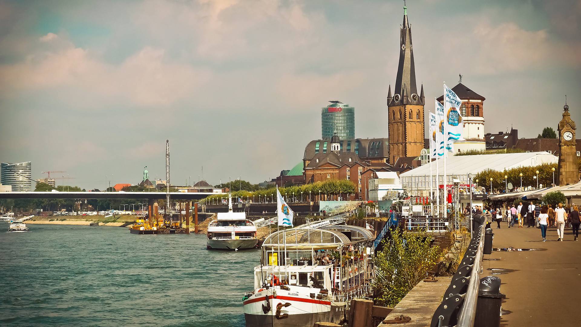 Düsseldorf Bootsanlagestelle am Rhein