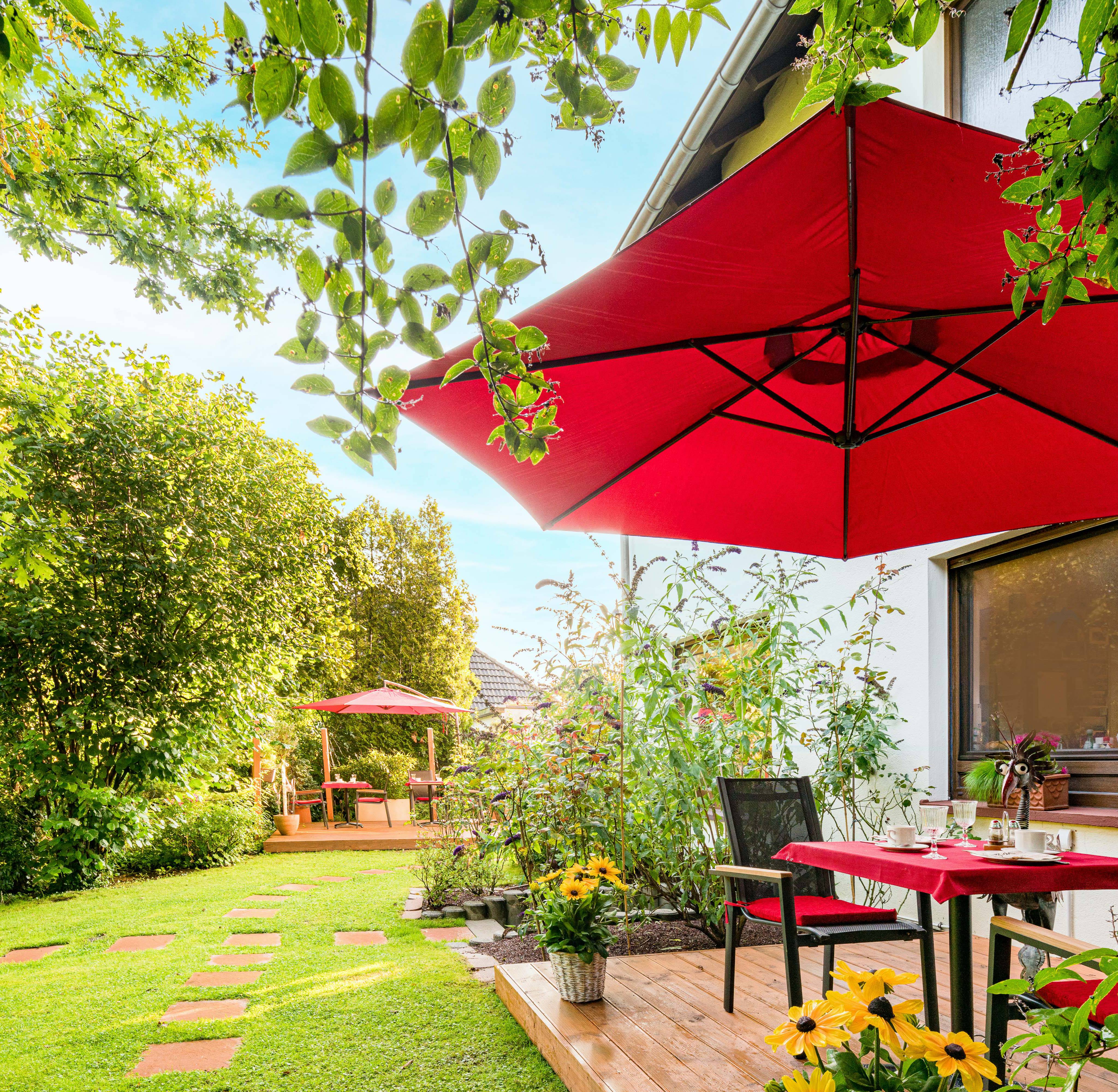 Simply idyllic: terrace & garden - Hotel Haus Nussbaum