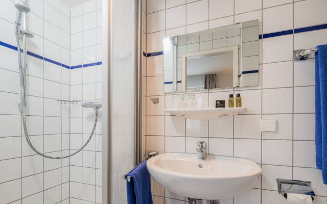 Bad eines Klassik-Zimmers mit Dusche,Hotel Nussbaum, Ratingen-Hösel