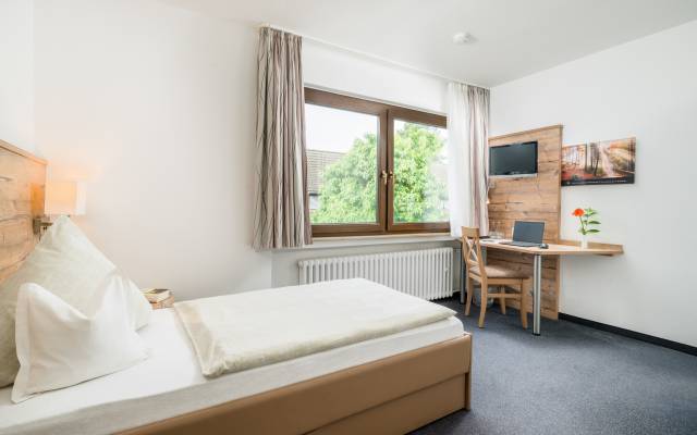 Zimmer mit Schreibtisch, TV und Ausblick,Hotel Nussbaum, Ratingen-Hösel