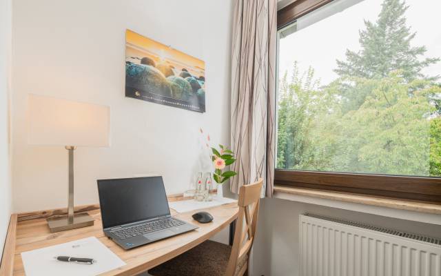 Zimmer mit Schreibtisch und Ausblick,Hotel Nussbaum, Ratingen-Hösel