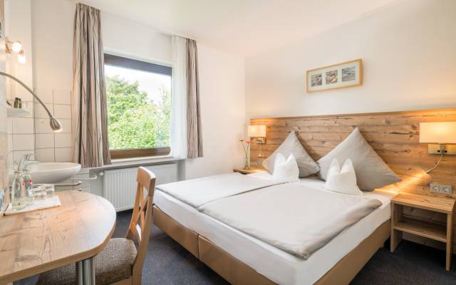 Economy-Zimmer mit Schreibtisch, Waschbecken, Bett und Ausblick,Hotel Nussbaum, Ratingen-Hösel