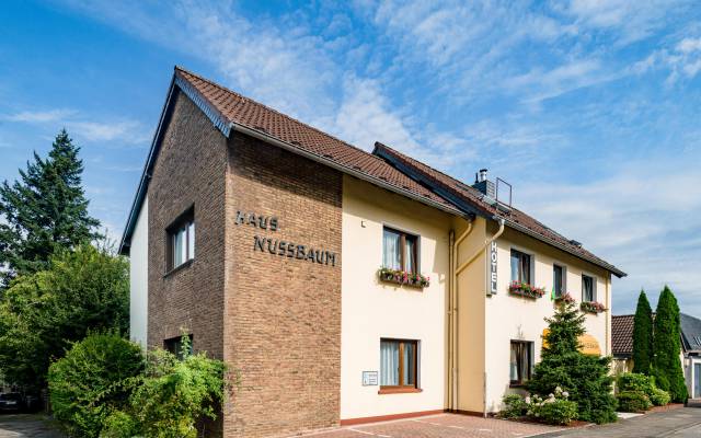 Fassade und Eingang Hotel Haus Nussbaum in Ratingen