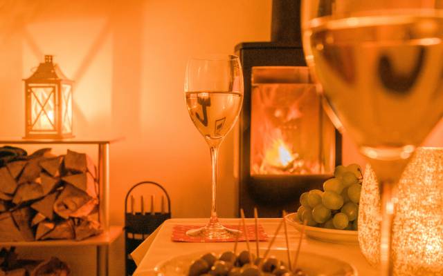Kaminfeuer, Wein und Oliven im Hotel Nussbaum in Ratingen
