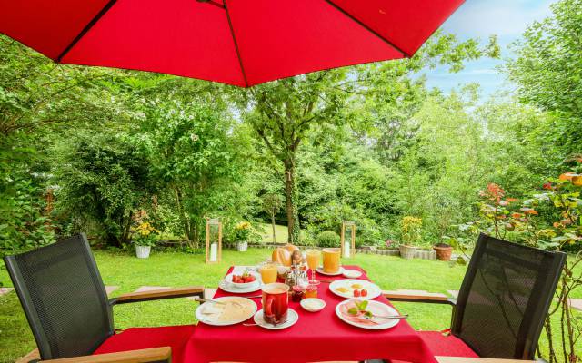 Frühstück Garten Terrasse Hotel Haus Nussbaum