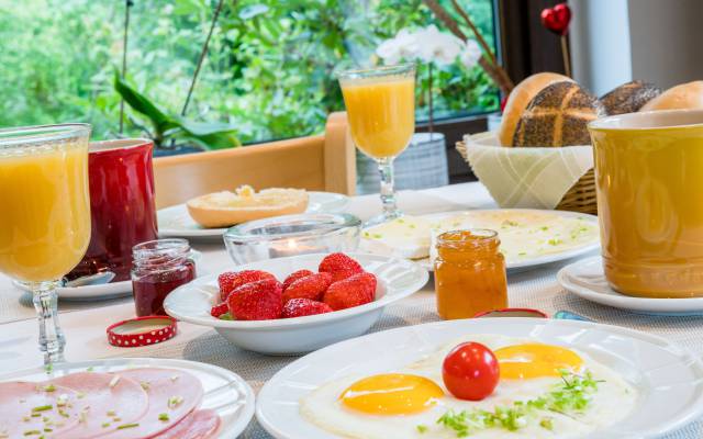 Frühstück frisch Obst Brötchen Saft