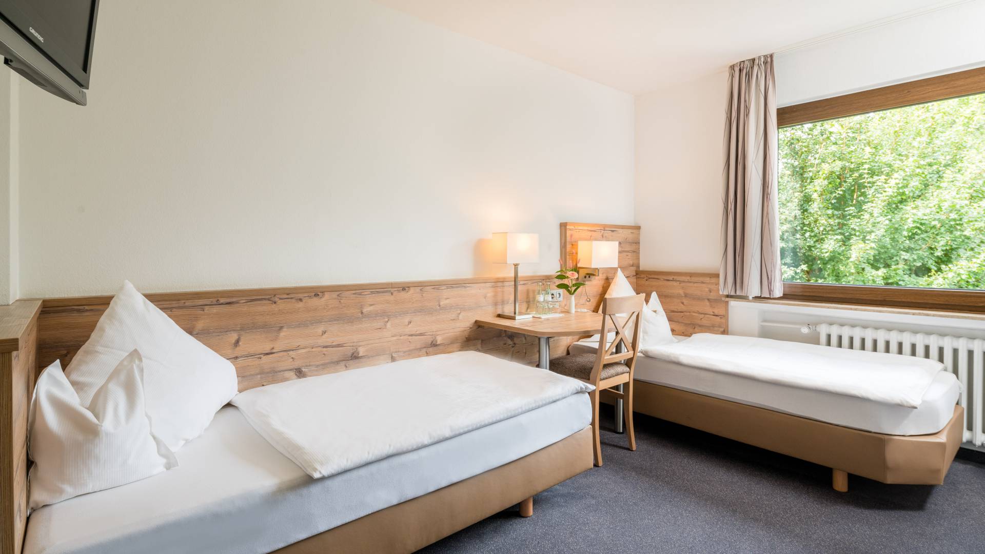 Zimmer mit Schreibtisch und Ausblick,Hotel Nussbaum, Ratingen-Hösel