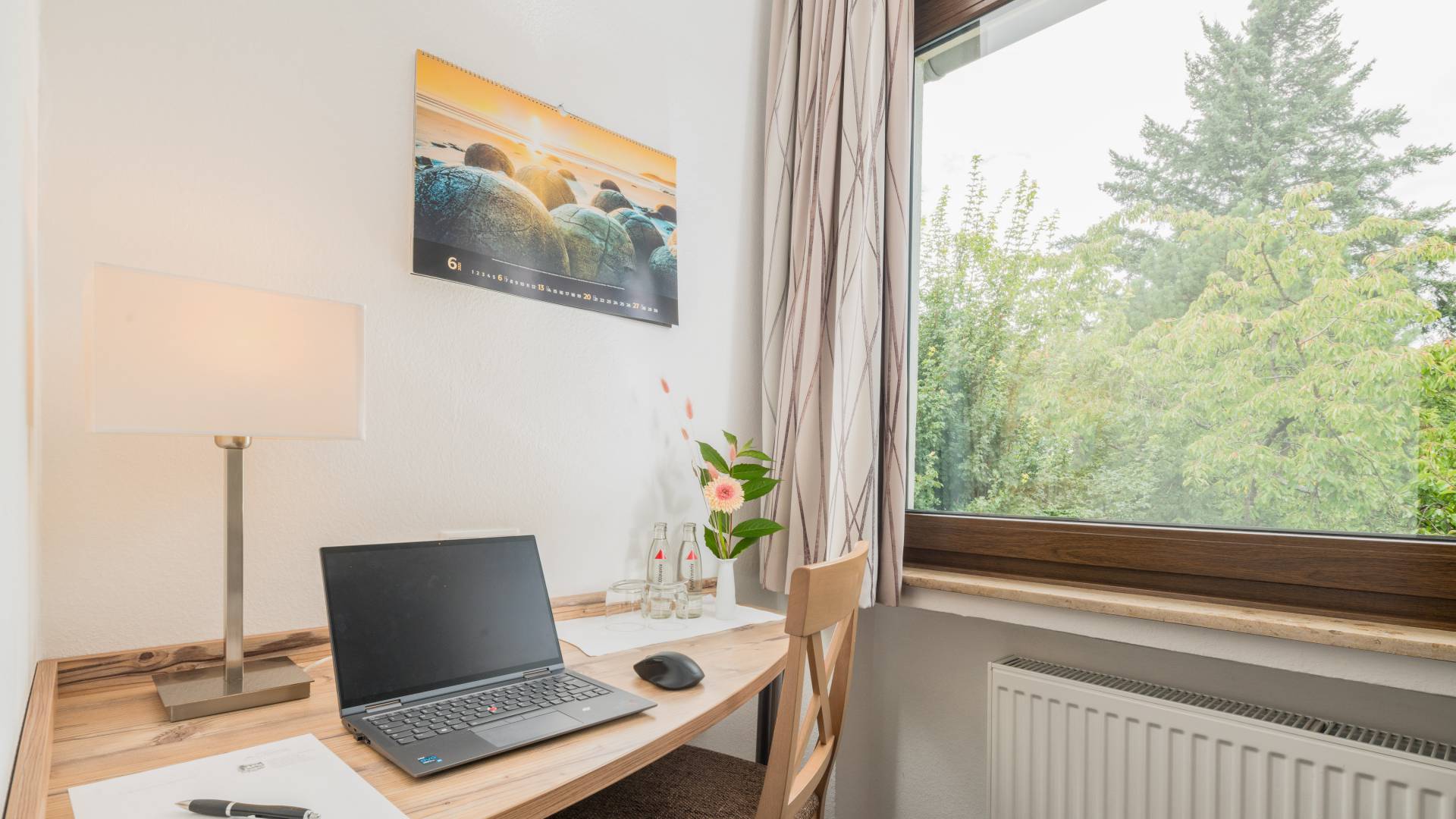 Zimmer mit Schreibtisch und Ausblick,Hotel Nussbaum, Ratingen-Hösel