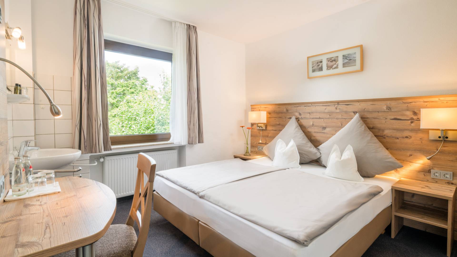 Economy-Zimmer mit Schreibtisch, Waschbecken, Bett und Ausblick,Hotel Nussbaum, Ratingen-Hösel